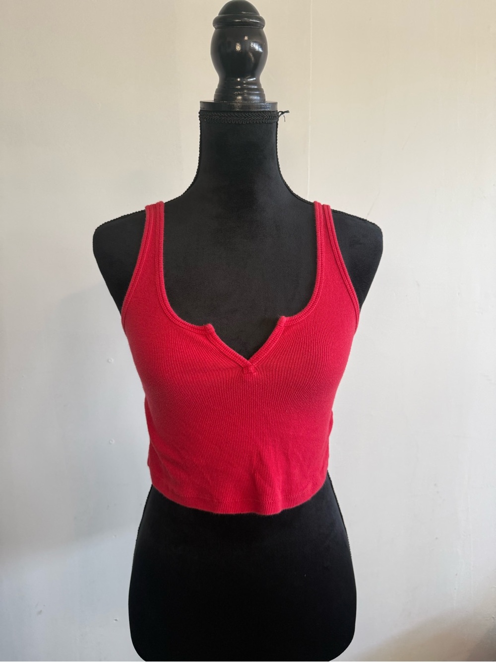 Red Ribbed Notch V-Neck Crop Tank Top - Women